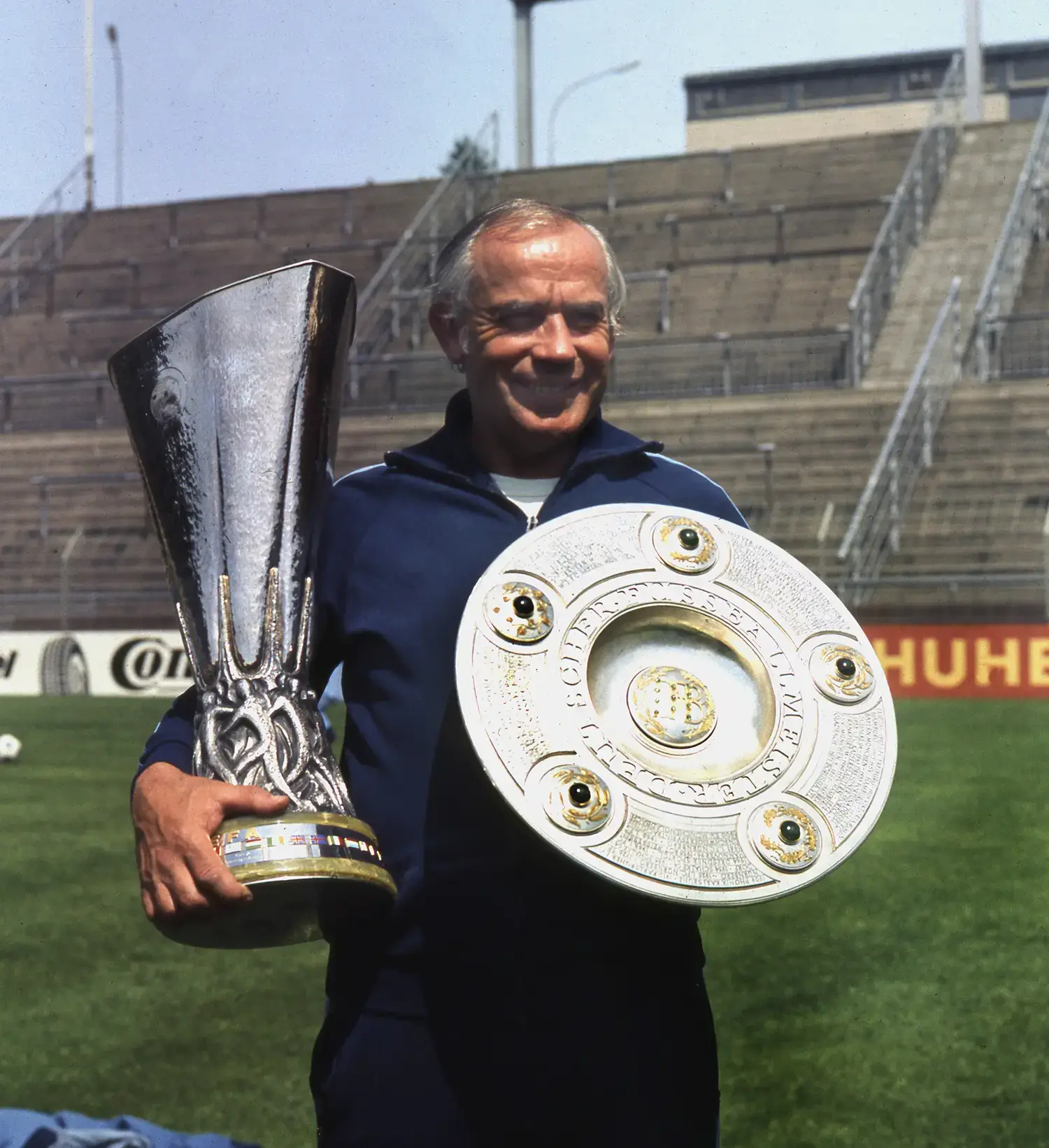 Hennes Weisweiler mit Meisterschale und UEFA-Pokal